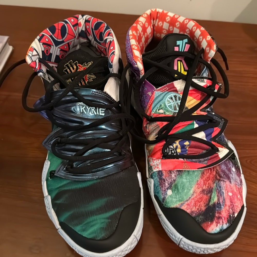 KYRIE NIKE (RARE) BBALL SNEAKS